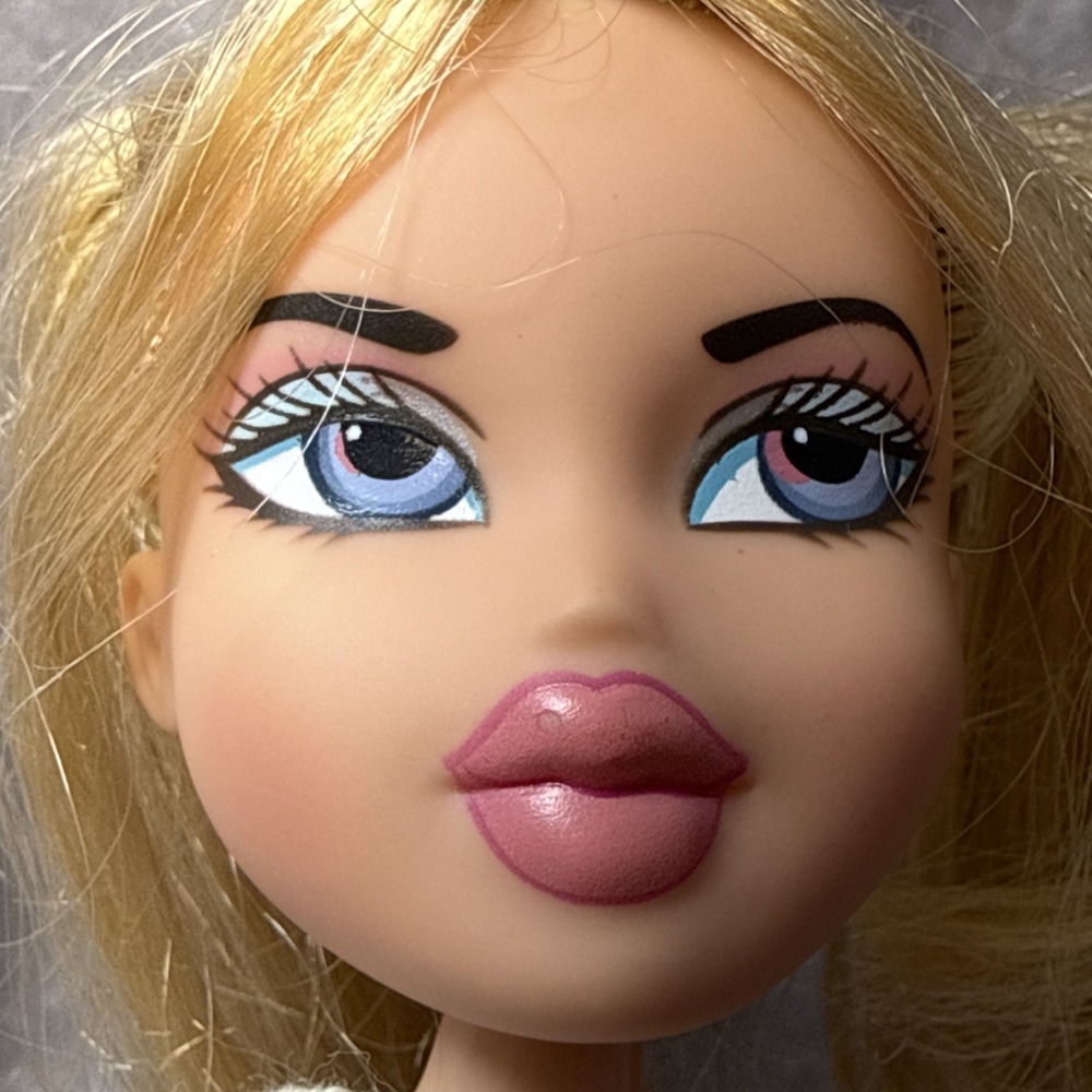 Vintage Bratz Chloe RARE Doll 2001 with Pink Fuzzy Y2K Phone & 2 Silver Brushes - Picture 3 of 16